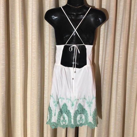 Meghan Los Angeles Embroidered Dress - Picture 3 of 4